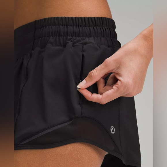 Lululemon Black Hotty Hot Low-Rise Lined Short 2.5" size 6 - Picture 3 of 9
